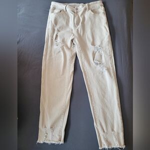 🤍 Distressed Jeans